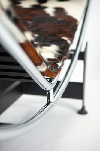 Le Corbusier Chaise Lounge in Pony (LC4) - Image 5