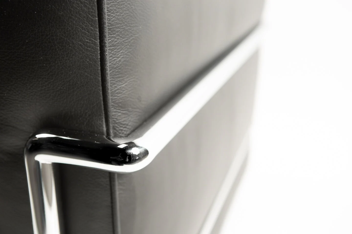 Le Corbusier Petite Lounge Chair (LC2) - Image 7