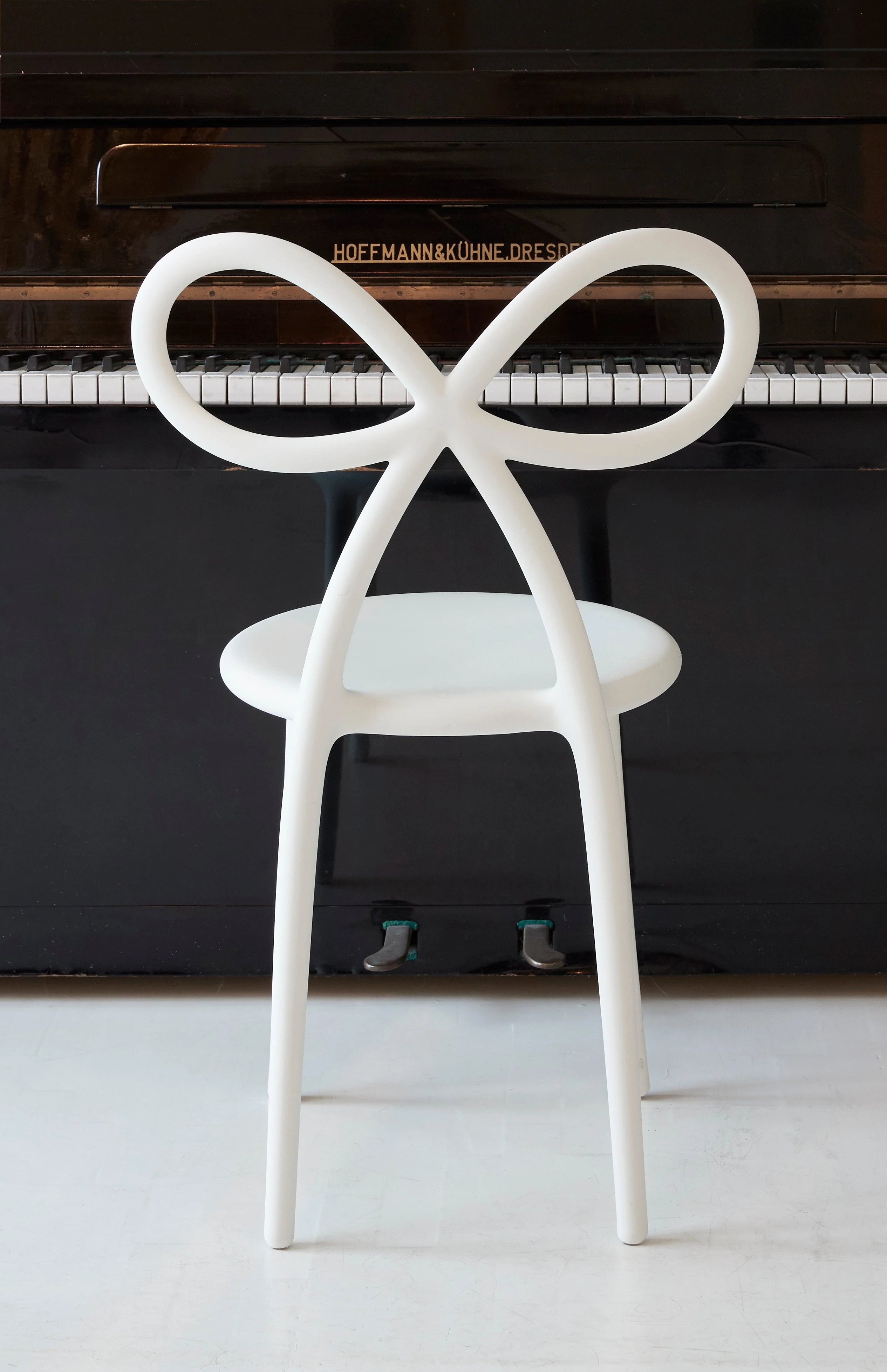 Ribbon Chair by Qeeboo - Image 10