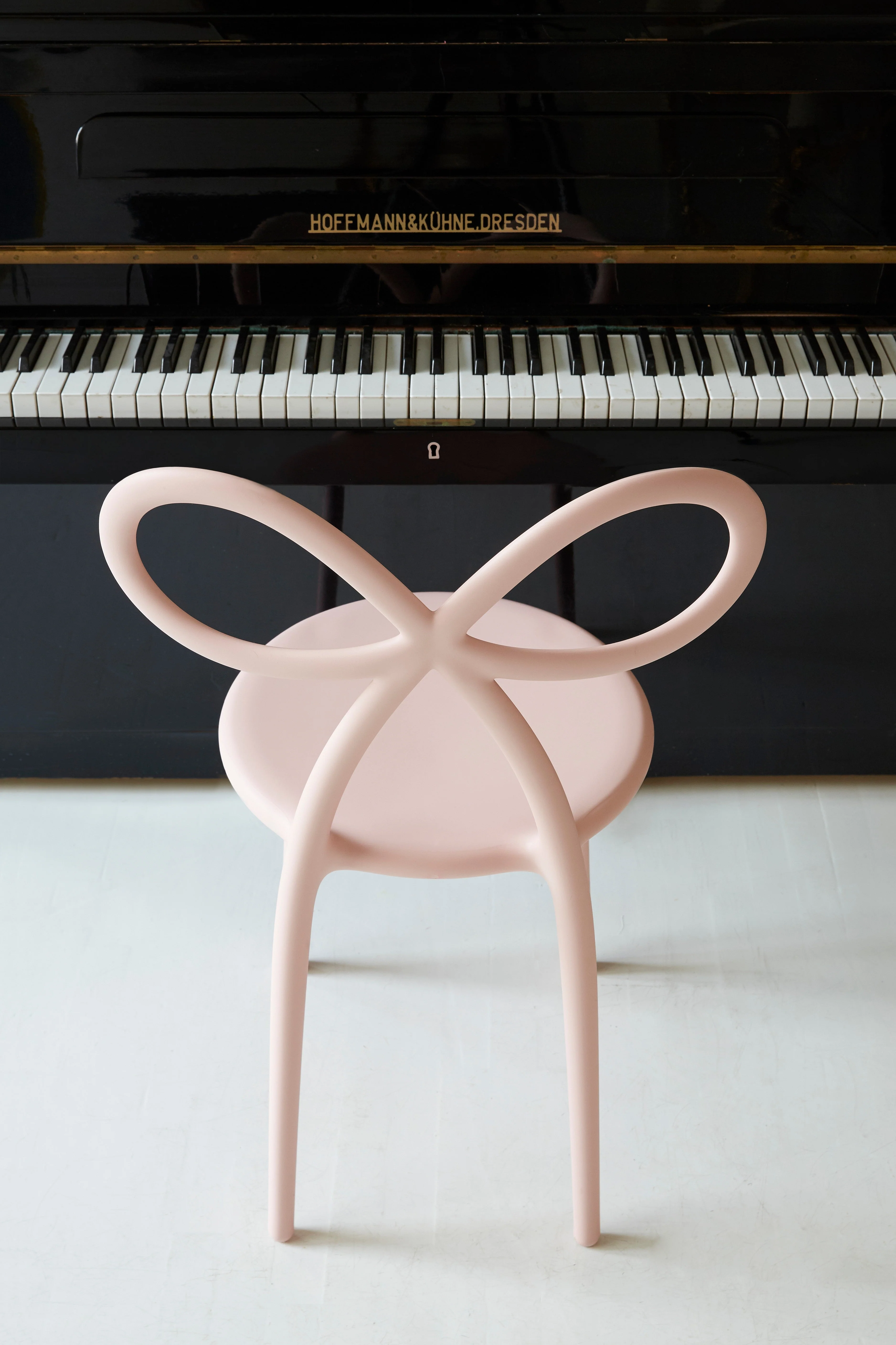 Ribbon Chair by Qeeboo - Image 8